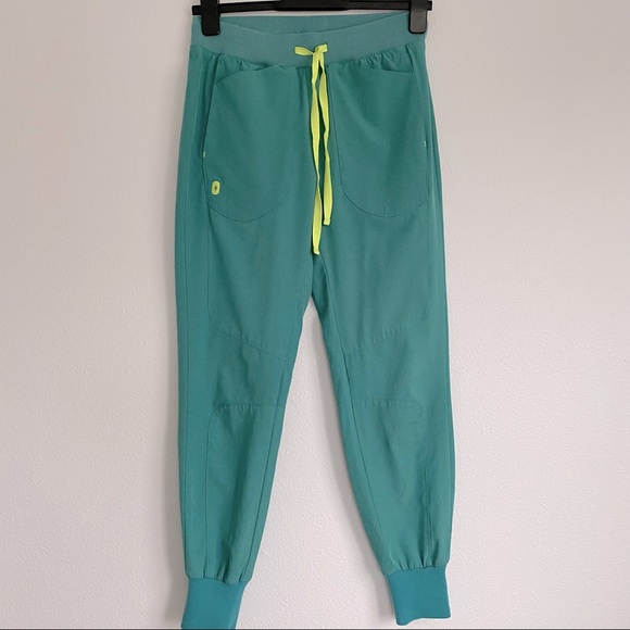 Figs Marine FIONe.a.c Callao-Jogger Scrub Pants & Lekei Four pocket Scrub Top - Picture 3 of 16